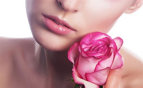 Làm dịu làn da cũng là một tác dụng của nước hoa hồng