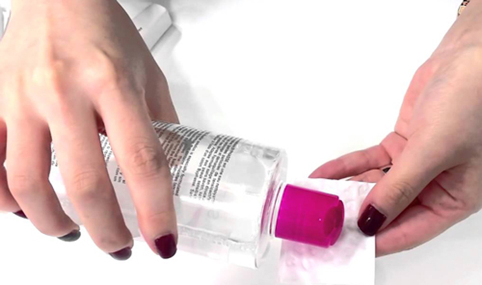Cách sử dụng nước hoa hồng 1: dùng với bông tẩy trang