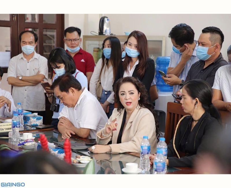 Bác sĩ Trương Hữu Khanh trả lời CEO Nguyễn Phương Hằng khi bị cáo buộc trục lợi tiền từ thiện?