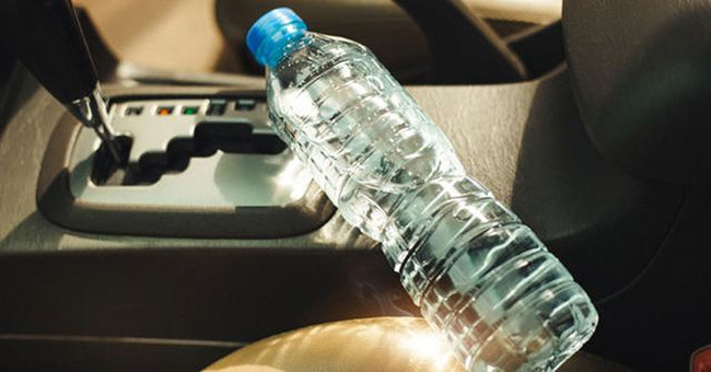Đặt một chai nước trong xe ô tô. 