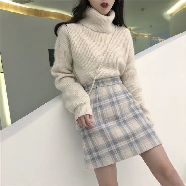 Áo len cao cổ phối với chân váy mini