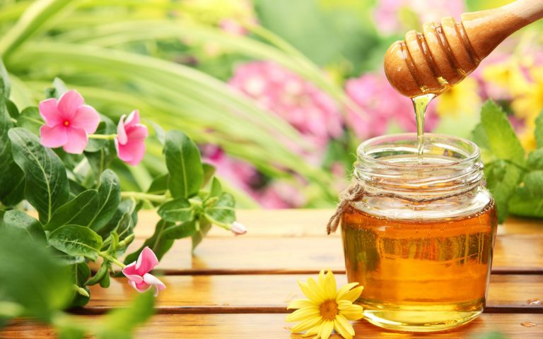 Cách rửa mặt bằng mật ong hiệu quả
