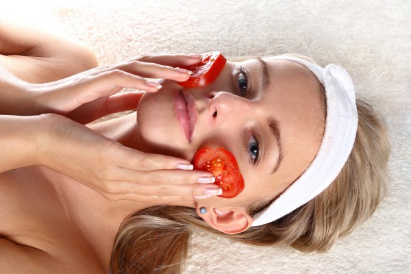 Cách tẩy lông mặt bằng cà chua