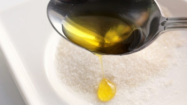 Tẩy tế bào chết bằng đường và dầu oliu