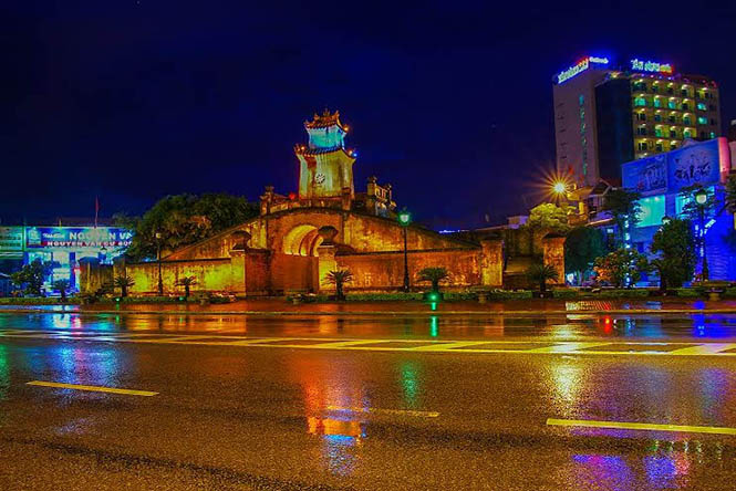 Quảng Bình Quan – Tượng đài Mẹ Suốt