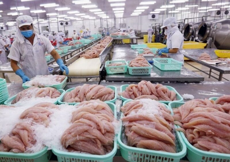 Hãy giải thích vì sao công nghiệp chế biến lương thực, thực phẩm lại chiếm tỉ trọng cao nhất trong các ngành công nghiệp ở Đồng bằng sông Cửu Long