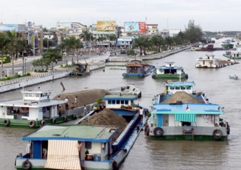 Nêu ý nghĩa của vận tải thủy trong sản xuất và đời sống nhân dân trong vùng Đồng bằng sông Cửu Long?