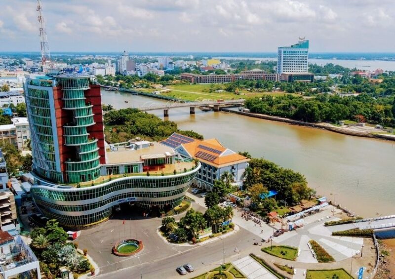 Thành phố Cần Thơ có những điều kiện thuận lợi gì để trở thành trung tâm kinh tế lớn nhất Đồng bằng sông Cửu Long?