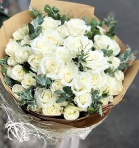 Những bó hoa hồng trắng mang vẻ đẹp tình khôi