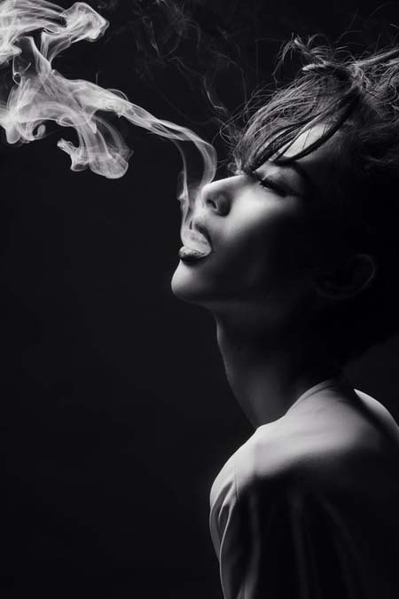 Chia sẻ hình ảnh hút thuốc lá buồn của con gái 