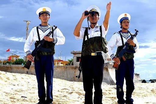[BST] hình ảnh chú bộ đội hải quân cầm súng bảo vệ đảo Trường Sa