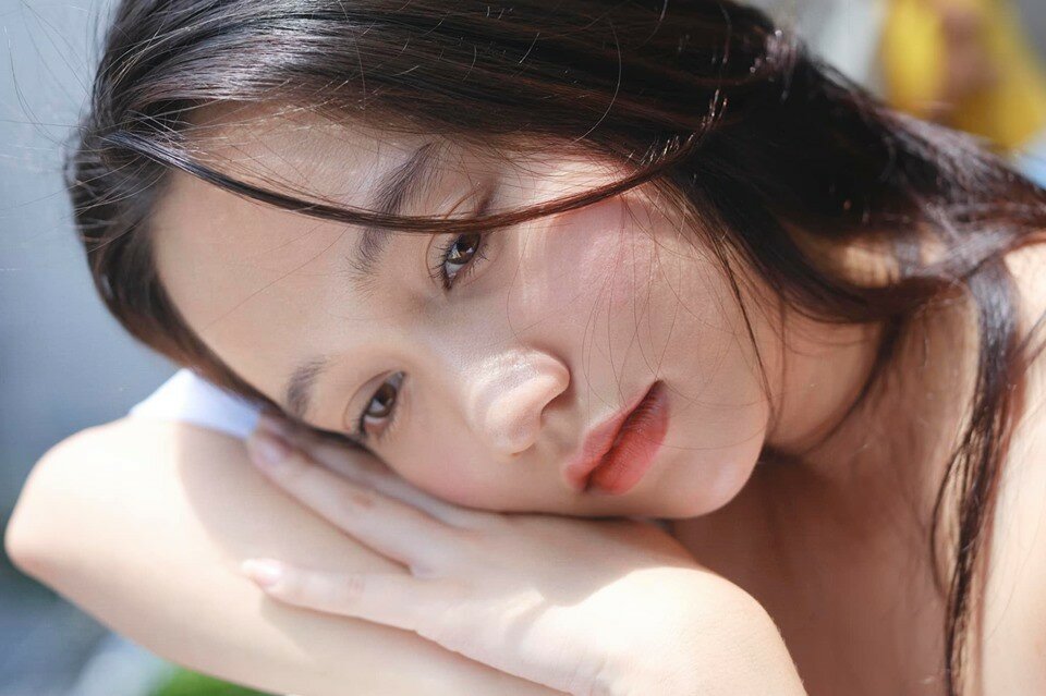 Hình ảnh người con gái có đôi mắt buồn, sầu muộn nhiều tâm trạng nhất