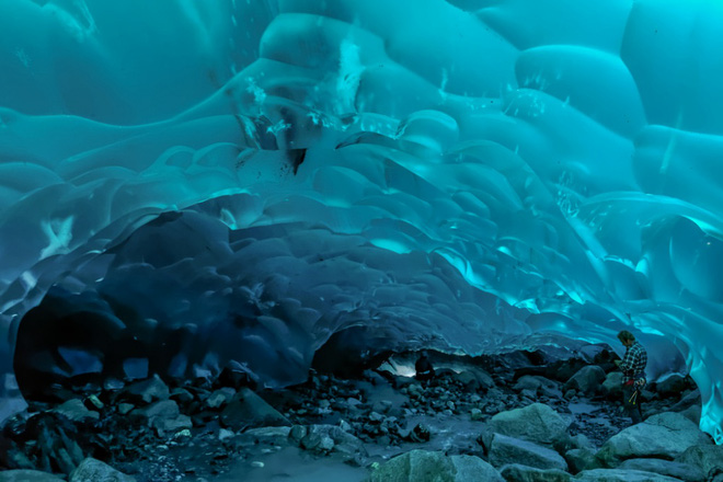 4. Hang động sông băng Mendenhall, Alaska, Mỹ