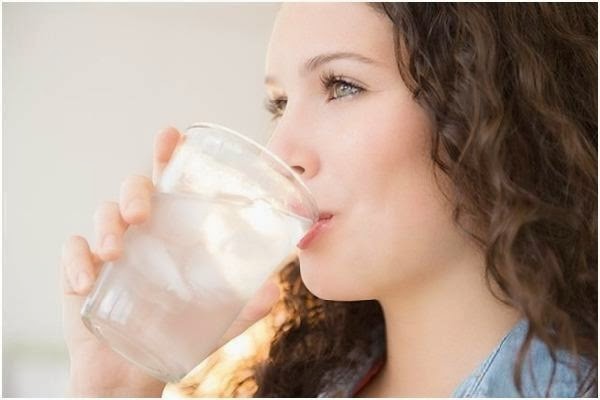 Uống đủ nước cũng là một cách làm béo mặt đơn giản