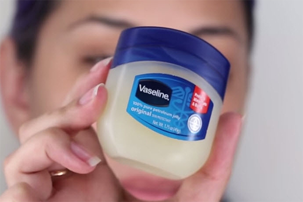 Tác hại nếu sử dụng kem dưỡng ẩm Vaseline cho da mặt không đúng cách