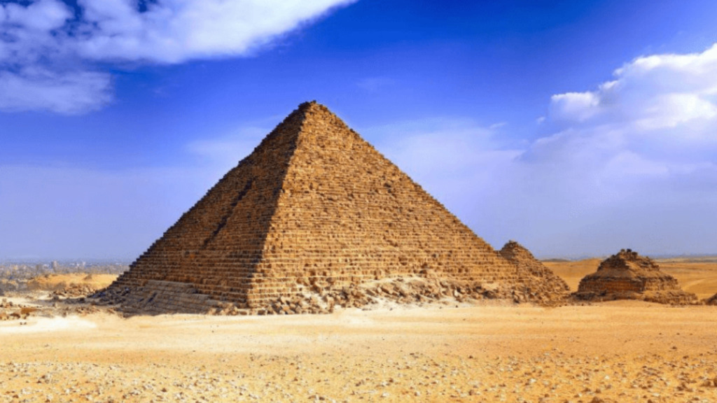 Kim tự tháp được xây dựng năm nào?