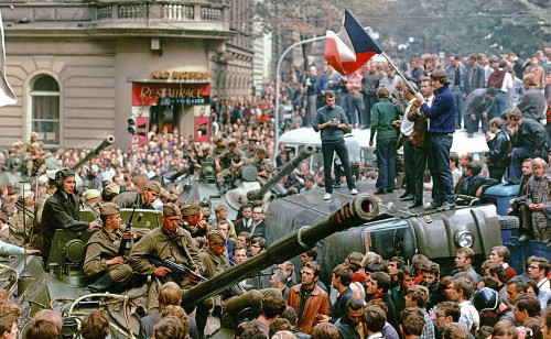 Em có nhận thức như thế nào về sự sụp đổ của chủ nghĩa xã hội ở Liên Xô và Đông Âu?