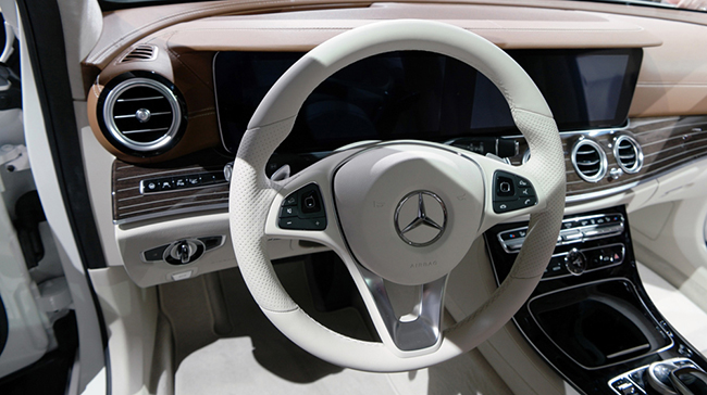 Các trang thiết bị an toàn trên xe Mercedes E200 2016