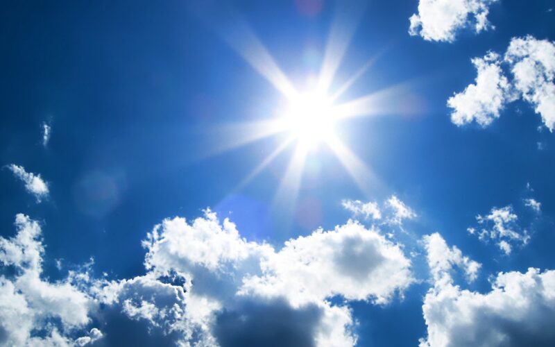 Tại sao không khí trên mặt đất không nóng nhất vào lúc 12 giờ trưa (lúc bức xạ mặt trời mạnh nhất) mà lại nóng nhất vào lúc 13 giờ?