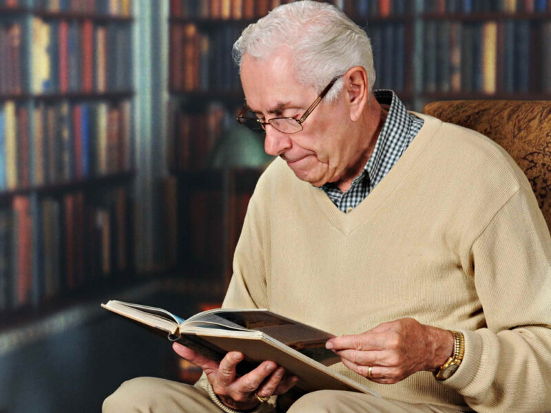 Tại sao người già khi nhìn xa thì không cần đeo kính nhưng khi đọc sách lại thường phải đeo kính?