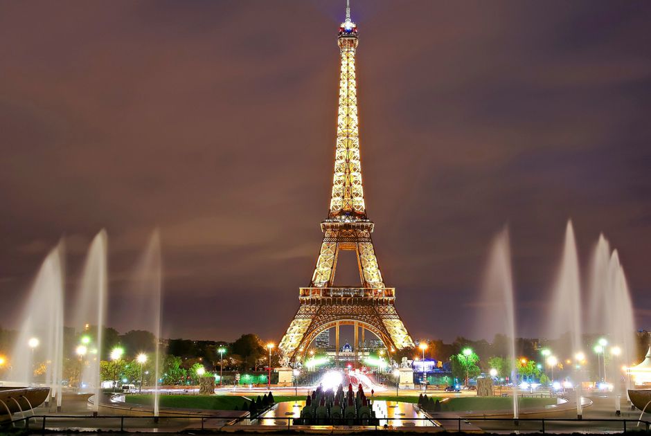 Tháp Eiffel xây dựng năm nào?