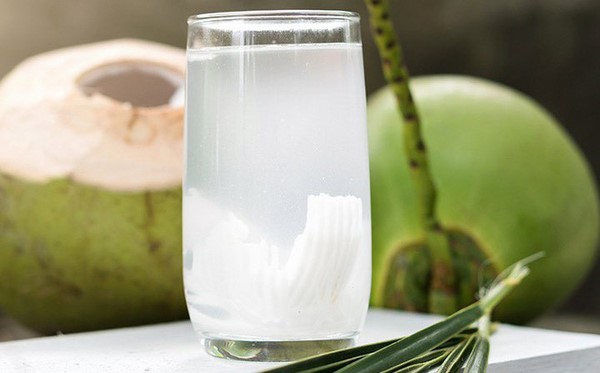 Xăm môi uống nước dừa có tác dụng gì