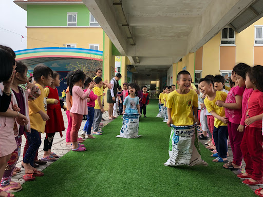 Trò chơi dân gian cho trẻ 5-6 tuổi – Nhảy bao bố