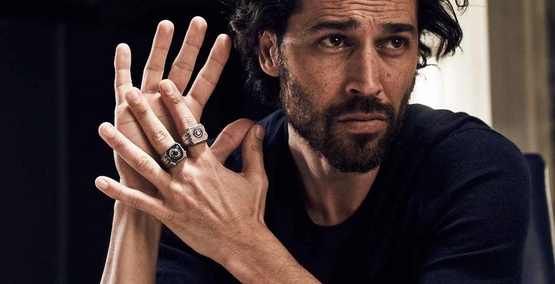 Một người đàn ông nên đeo bao nhiêu chiếc nhẫn trên tay là vừa đủ?