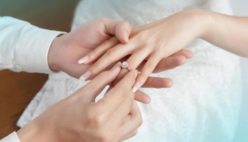 Con gái đeo nhẫn cưới tay nào?